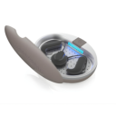 Dry-Space UV open droogbox met hoortoestellen binnenin en blauwe UV-lichtreiniging actief Dry-Space UV open droogbox met hoortoestellen binnenin en blauwe UV-lichtreiniging actief