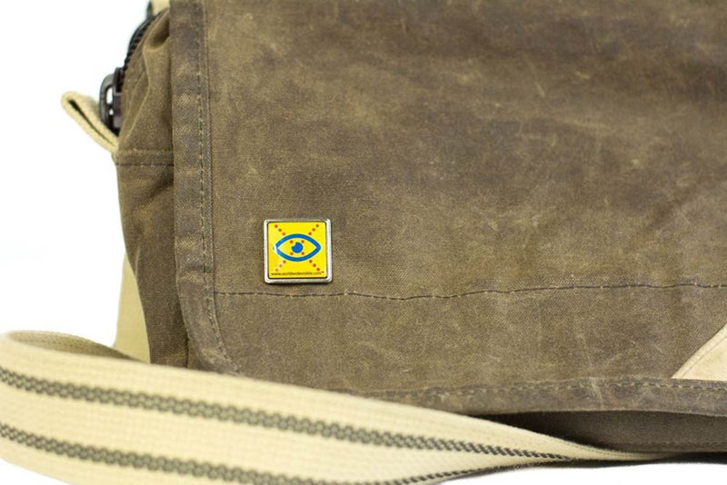 Limited Vision speldje bevestigd op tas – zichtbare herkenning voor onderweg en op reis Limited Vision speldje bevestigd op tas – zichtbare herkenning voor onderweg en op reis