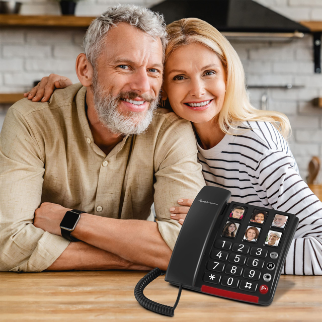 Seniorenstel in keuken met AmpliComms BigTel 40 Plus Zwart vaste telefoon op tafel Seniorenstel in keuken met AmpliComms BigTel 40 Plus Zwart vaste telefoon op tafel