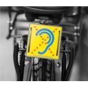 Reflecterend Limited Hearing fietsbordje in focus op bagagedrager