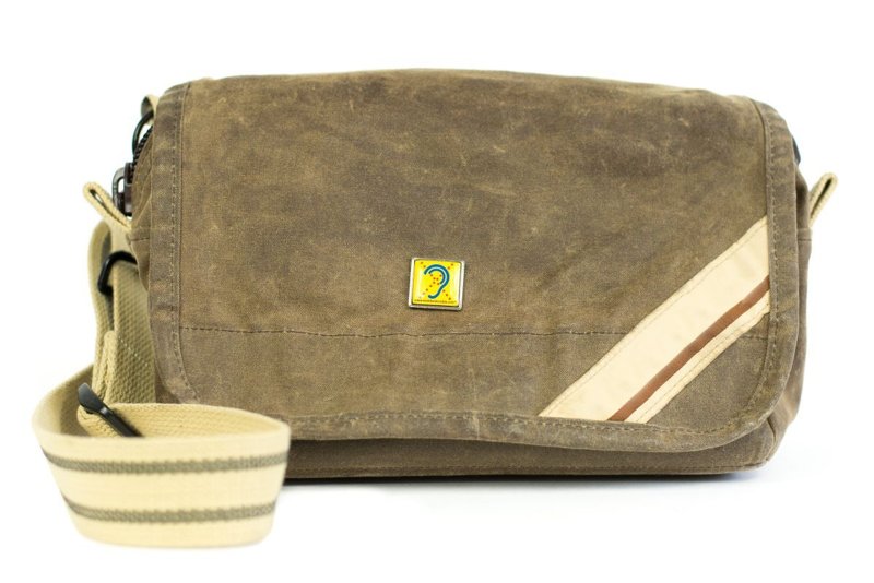 Limited Hearing speldje met magneetsluiting bevestigd op schoudertas