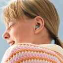 Alpine Pluggies Kids oordoppen gedragen door kind Alpine Pluggies Kids oordoppen gedragen door kind
