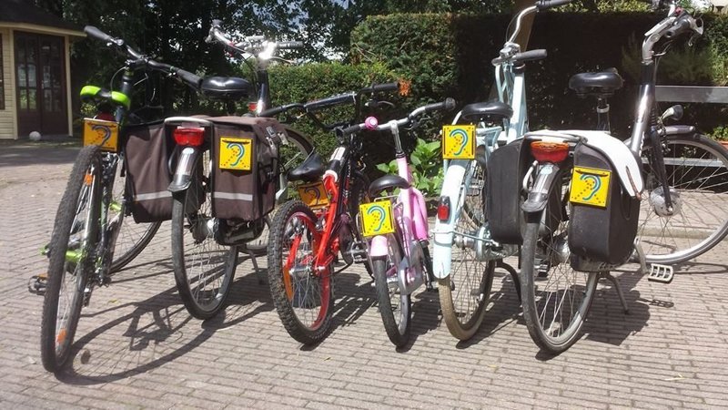 Groep fietsen met Limited Hearing reflecterende waarschuwingsbordjes voor betere verkeersveiligheid Groep fietsen met Limited Hearing reflecterende waarschuwingsbordjes voor betere verkeersveiligheid
