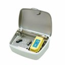 Dry & Store Global II – Geopende droogbox met hoortoestellen en Dry-Brik capsule geplaatst Dry & Store Global II – Geopende droogbox met hoortoestellen en Dry-Brik capsule geplaatst