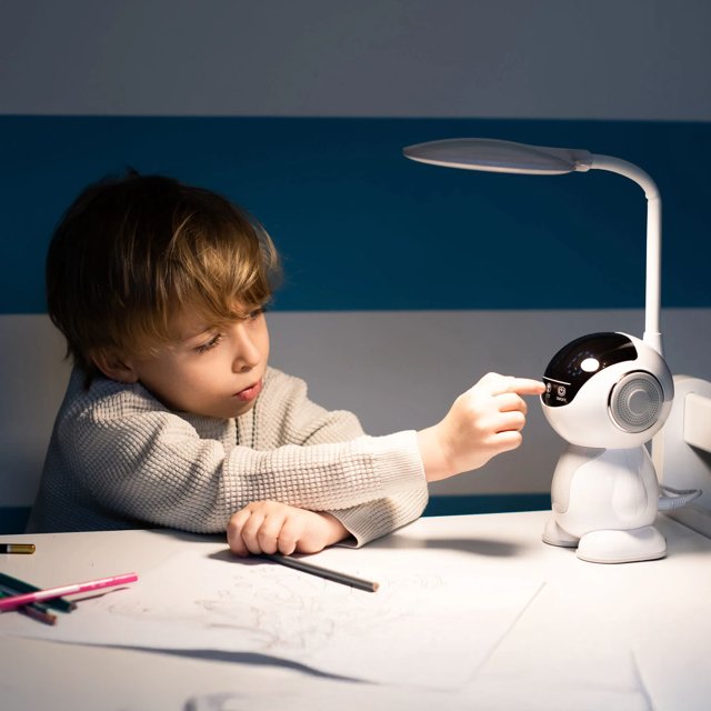 Maxcom LED Lamp ML4900 Astral – Kind bedient tafellamp tijdens tekenen Maxcom LED Lamp ML4900 Astral – Kind bedient tafellamp tijdens tekenen