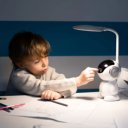 Maxcom LED Lamp ML4900 Astral – Kind bedient tafellamp tijdens tekenen Maxcom LED Lamp ML4900 Astral – Kind bedient tafellamp tijdens tekenen