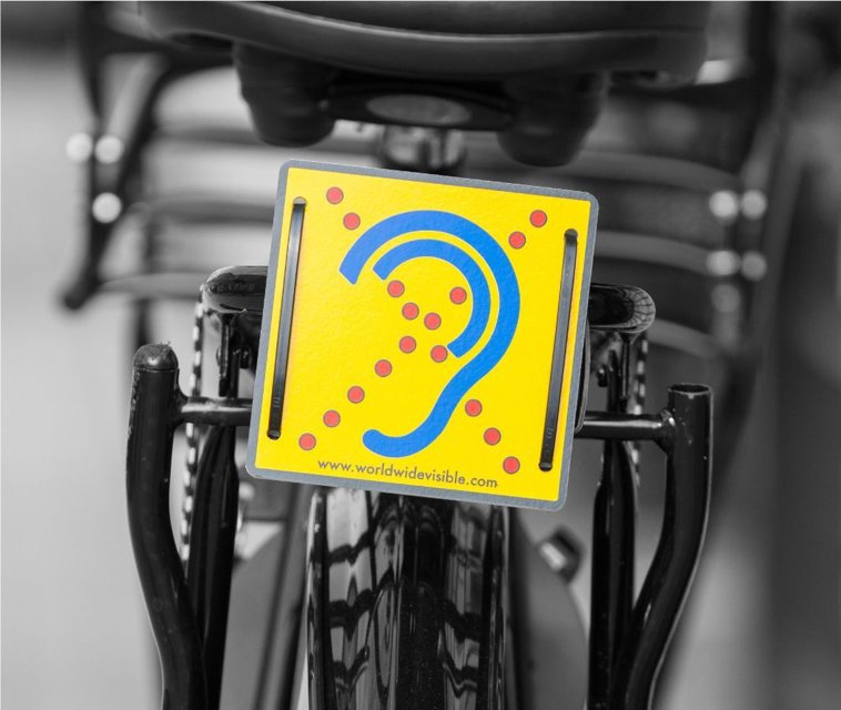 Reflecterend Limited Hearing fietsbordje in focus op bagagedrager