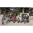 Gezin van fietsen met Limited Hearing bordjes gemonteerd