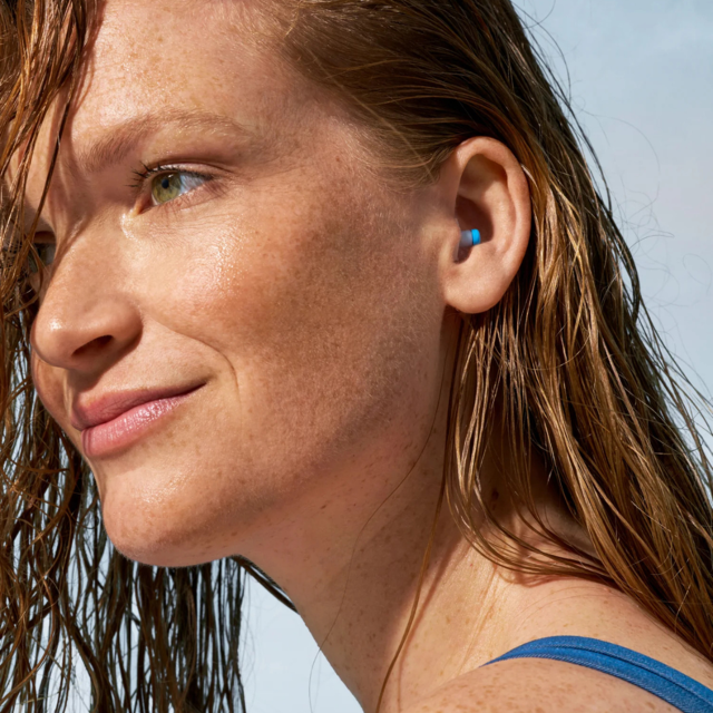 Alpine SwimSafe in gebruik door vrouw. Discrete gehoorbescherming tegen water in het oor Alpine SwimSafe in gebruik door vrouw. Discrete gehoorbescherming tegen water in het oor