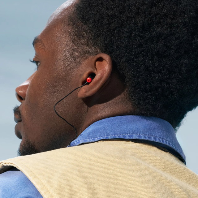 Man draagt Alpine WorkSafe gehoorbescherming tijdens klussen of op werk Man draagt Alpine WorkSafe gehoorbescherming tijdens klussen of op werk