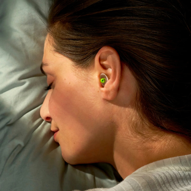 Alpine SleepSoft oordoppen in gebruik tijdens het slapen Alpine SleepSoft oordoppen in gebruik tijdens het slapen