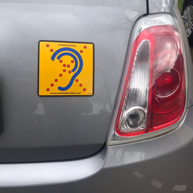Limited Hearing sticker zichtbaar op achterzijde van auto, voor betere herkenbaarheid Limited Hearing sticker zichtbaar op achterzijde van auto, voor betere herkenbaarheid