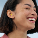 Alpine FlyFit oordoppen in gebruik – comfortabel tijdens de vlucht