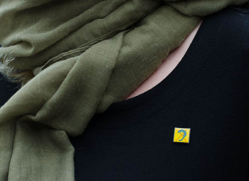 Limited Hearing Speldje Vlindersluiting bevestigd op kleding Limited Hearing Speldje Vlindersluiting bevestigd op kleding