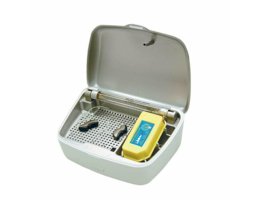 Dry & Store Global II – Geopende droogbox met hoortoestellen en Dry-Brik capsule geplaatst