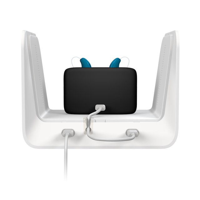 PerfectDome UV-reiniger achteraanzicht met aangesloten oplaadkabel en hoortoestellen