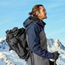 Man wandelt in de bergen met de zwarte Shokz OpenRun Pro 2 hoofdtelefoon – outdoor bone conduction koptelefoon – HearPlanet Man wandelt in de bergen met de zwarte Shokz OpenRun Pro 2 hoofdtelefoon – outdoor bone conduction koptelefoon – HearPlanet