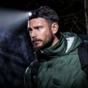 Man draagt de Varta LED Hoofdlamp Indestructible H20 Pro in een donkere omgeving met heldere verlichting Man draagt de Varta LED Hoofdlamp Indestructible H20 Pro in een donkere omgeving met heldere verlichting