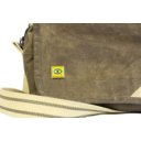 Limited Vision speldje bevestigd op tas – zichtbare herkenning voor onderweg en op reis Limited Vision speldje bevestigd op tas – zichtbare herkenning voor onderweg en op reis