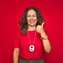 Geemarc SOS Hanger Amplidect 595 in Gebruik - Seniorenalarm met Draagkoord Geemarc SOS Hanger Amplidect 595 in Gebruik - Seniorenalarm met Draagkoord