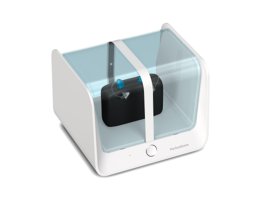 PerfectDome UV-reiniger transparante kap gesloten over hoortoestellen in oplaadstation