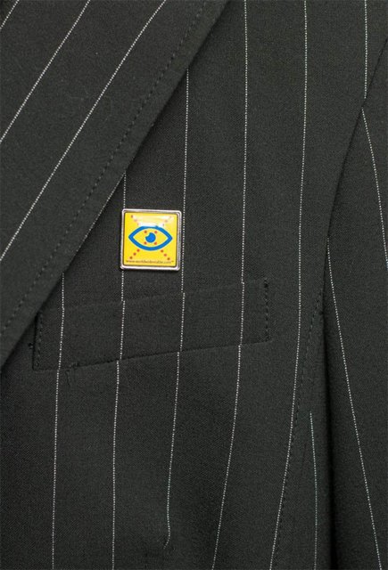 Limited Vision speldje met magneet op colbert – ideaal voor professioneel gebruik en formele kleding Limited Vision speldje met magneet op colbert – ideaal voor professioneel gebruik en formele kleding