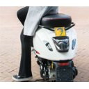Limited Hearing reflecterend waarschuwingsbordje op witte scooter voor duidelijkheid in het verkeer Limited Hearing reflecterend waarschuwingsbordje op witte scooter voor duidelijkheid in het verkeer