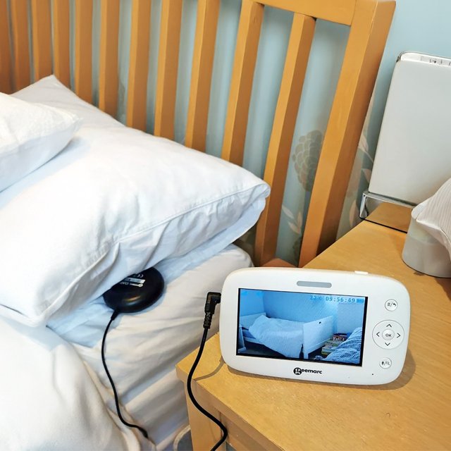 Amplicall Babyfoon in gebruik op nachtkastje – Veilig toezicht in de slaapkamer Amplicall Babyfoon in gebruik op nachtkastje – Veilig toezicht in de slaapkamer