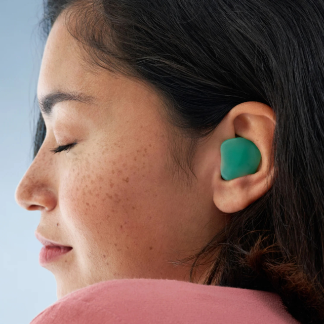 Alpine SoftSilicone oordoppen in oor. Comfortabel en onopvallend tijdens het slapen