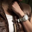 Maxcom Valkiria FW100 smartwatch gedragen door een vrouw, zichtbaar op de pols met sportieve outfit.