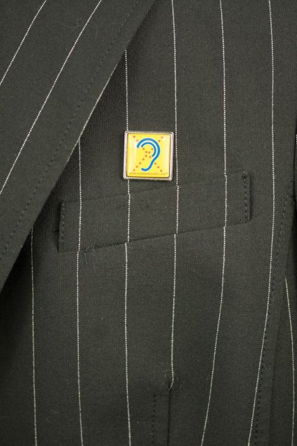 Limited Hearing speldje met magneetsluiting op colbert - discreet en professioneel