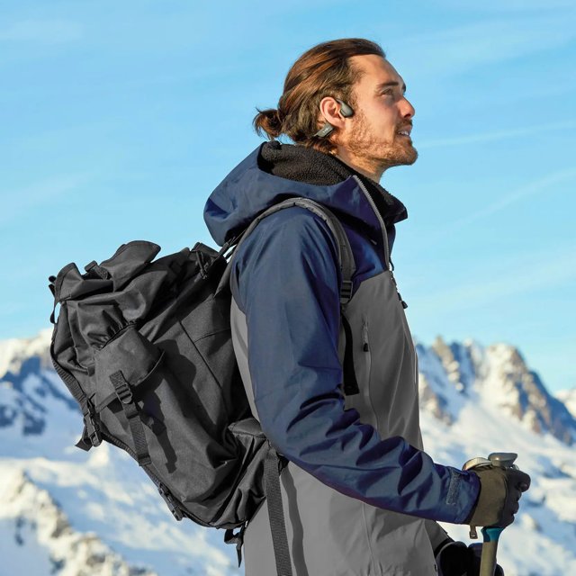 Man wandelt in de bergen met de zwarte Shokz OpenRun Pro 2 hoofdtelefoon – outdoor bone conduction koptelefoon – HearPlanet Man wandelt in de bergen met de zwarte Shokz OpenRun Pro 2 hoofdtelefoon – outdoor bone conduction koptelefoon – HearPlanet
