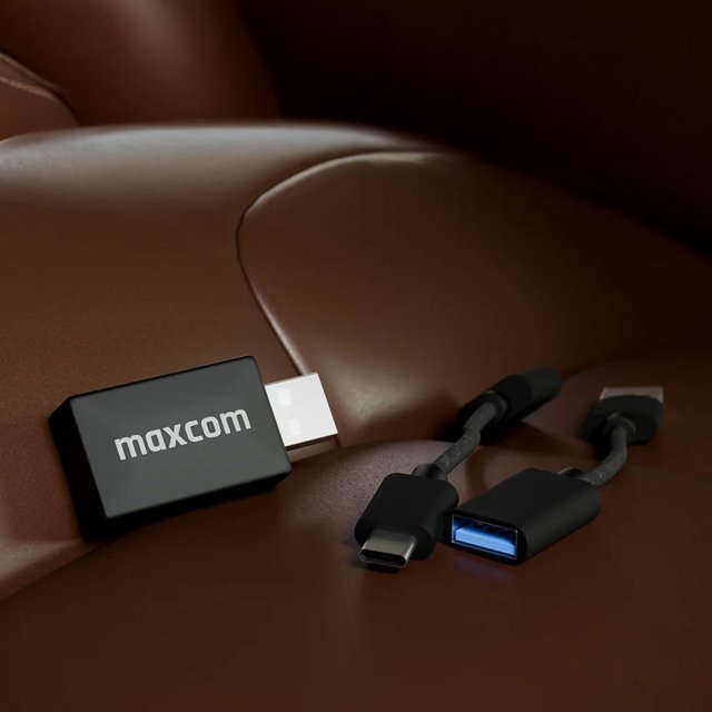 Maxcom Wave MC02 adapter en accessoires op een leren autostoel Maxcom Wave MC02 adapter en accessoires op een leren autostoel